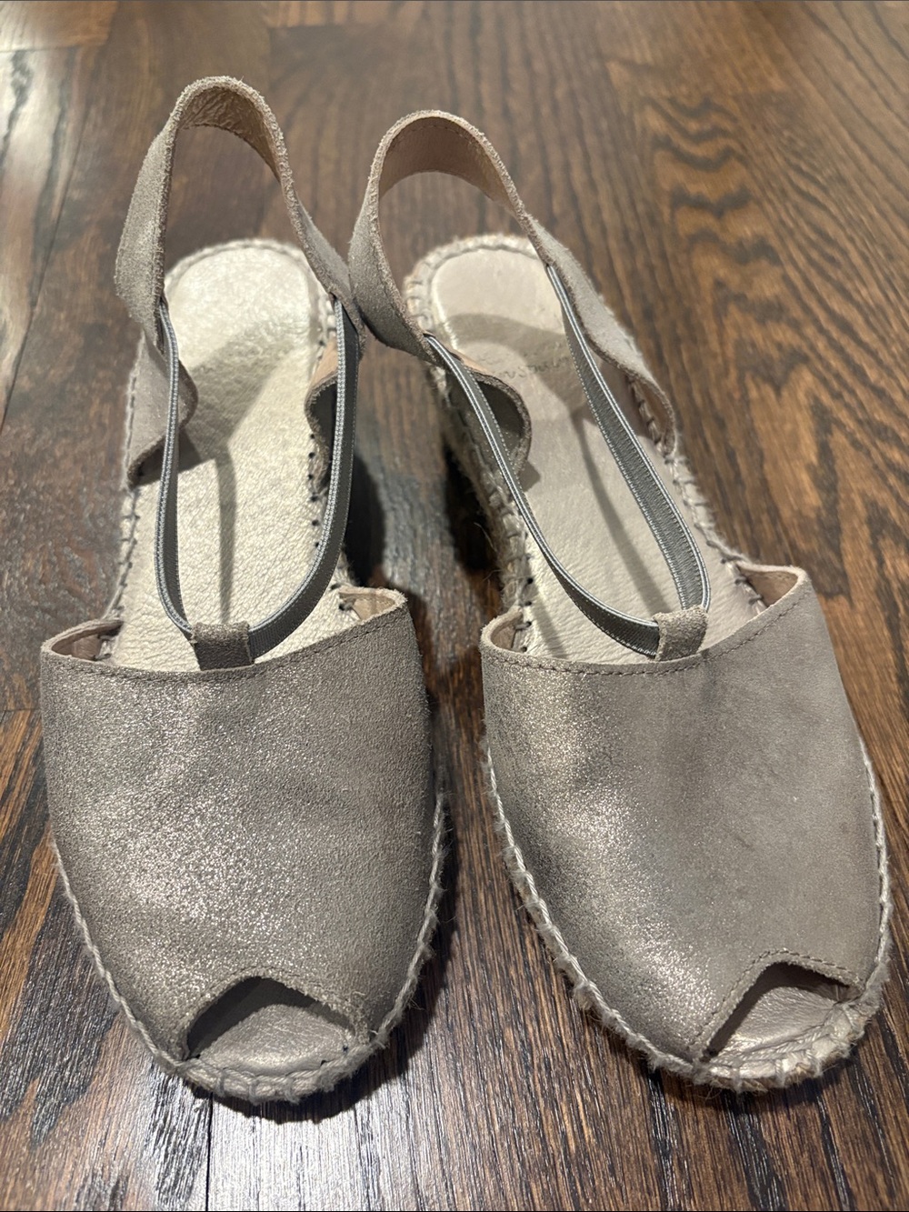 Andre assous Women's Silver Slingback Espadrilles Sandals Size 6.5 36